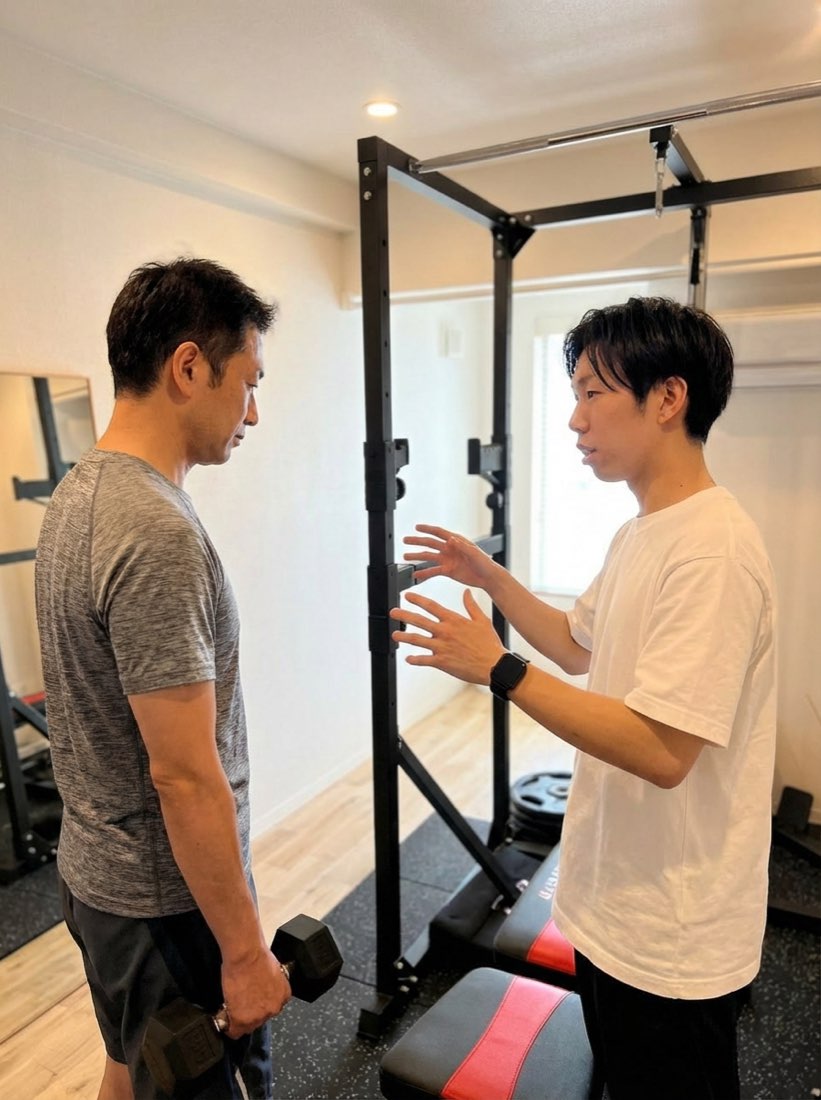 伊藤ルイがお客様の身体の状態を確認しているシーン